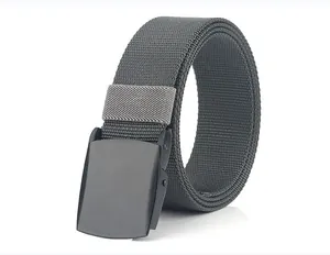 Dettaglio della cintura in nylon grigio scuro con fibbia automatica nera opaca elegante