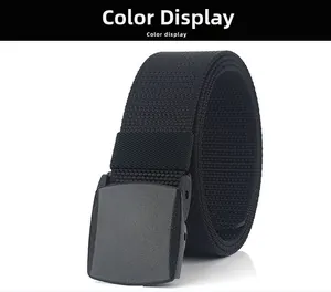 Détail d'une ceinture tactique en nylon noir tissé avec boucle en plastique mat