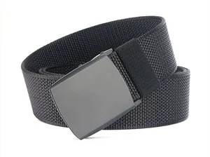 Detailansicht des hochdichten Nylon-Gürtels mit matter Metallschnalle für Herren