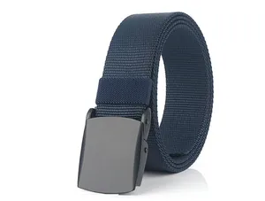 Dettaglio della cintura in nylon intrecciato blu navy con fibbia automatica nera opaca