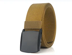 Gros plan sur la ceinture tactique en nylon marron avec boucle en plastique noir mat