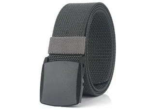 Détails de la ceinture en toile gris foncé avec boucle coulissante noir mat