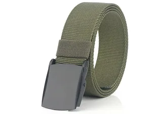 Dettaglio cintura tattica in nylon verde oliva con fibbia automatica in metallo nero opaco