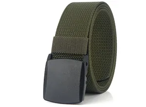 Détail de la ceinture tactique en nylon vert armée avec tissage alvéolé et boucle noire