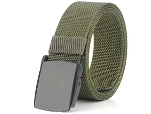 Detailansicht eines militärgrünen Nylon-Webgürtels mit matter schwarzer Metallschnalle