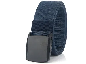 Détail d'une ceinture tressée bleu marine avec boucle automatique noire en plastique