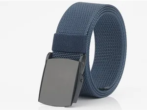 Detailansicht eines dunkelblauen Nylon-Flechtgürtels mit schwarzer matter Metallschnalle