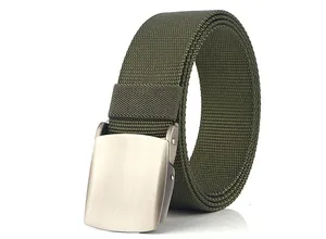 Dettaglio della cintura tattica in nylon verde oliva con fibbia in metallo argento opaco