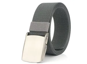 Detail eines grauen Nylon-Webgürtels mit robuster Textur und gebürsteter Metallschnalle