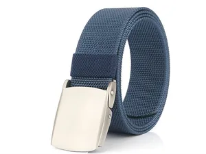 Detailansicht Marineblauer Nylon-Flechtgürtel mit gebürsteter silberner Automatikschließe