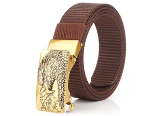 Dettaglio cintura in nylon marrone con fibbia automatica dorata con rilievo di aquila