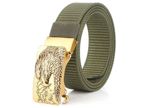 Dettaglio della cintura tattica in nylon verde militare con fibbia dorata