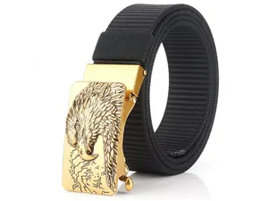 Dettaglio della cintura in nylon nero con fibbia automatica in lega d'oro aquila