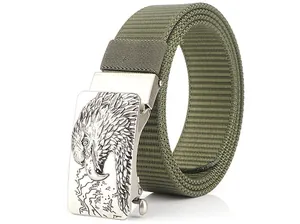 Dettaglio della cintura tattica in nylon verde militare con fibbia in metallo con aquila