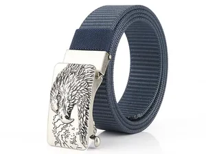 Dettaglio della cintura intrecciata blu scuro con fibbia argentata a rilievo d'aquila