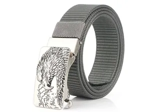 Dettaglio della cintura in nylon grigio con fibbia in metallo argento e rilievo di aquila