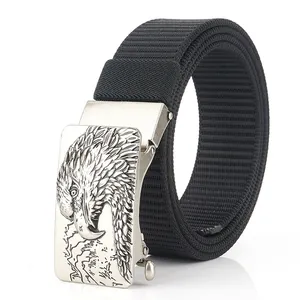 Cintura tattica in nylon nero con fibbia in metallo a testa di aquila su bianco