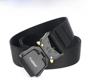 Gros plan d'une ceinture tactique en nylon avec boucle métallique à dégagement rapide