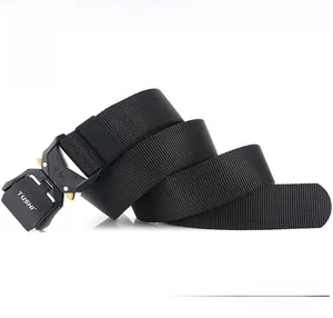 Détail de la ceinture tactique en nylon noir avec boucle métallique et tissage texturé