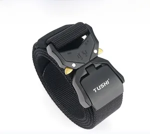 Détail d'une ceinture tactique en nylon noir avec boucle rapide en alliage d'aluminium