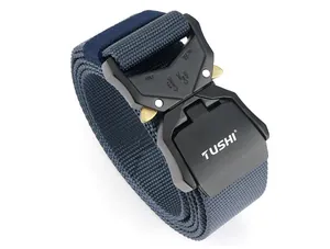 Détail d'une ceinture tactique en nylon 3,8 cm avec boucle noire à dégagement rapide