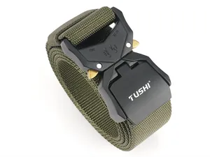 Détail de la ceinture en nylon vert armée avec boucle en métal et marques de résistance