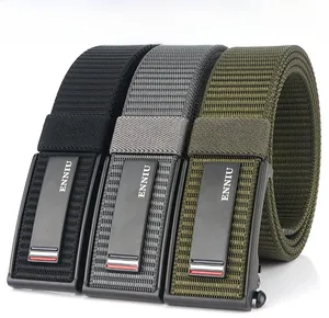 Tre cinture in nylon con fibbie automatiche in nero, grigio e verde militare