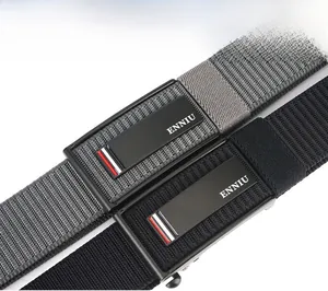 Dettaglio di cinture in nylon intrecciato con fibbie automatiche nere opache e tessuto