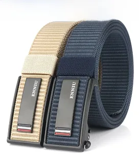 Dettagli di cinture in nylon kaki e blu navy con fibbia opaca e strisce colorate