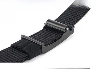 Dettaglio della fibbia regolabile e della trama in nylon resistente della cintura tattica