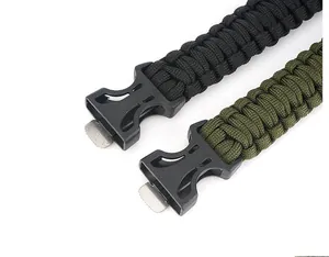Dettaglio del braccialetto di sopravvivenza in paracord con fibbia a bussola