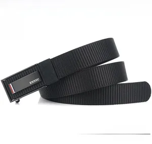 Dettaglio di una cintura tattica in nylon nero spesso con fibbia automatica in metallo da uomo