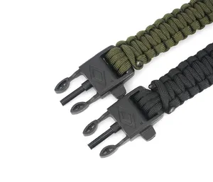 Dettaglio del braccialetto in paracord con trama intrecciata e fibbia accendifuoco