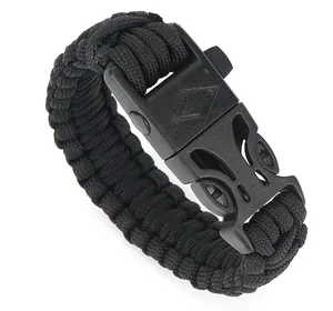 Dettaglio dell'intreccio in paracord nero e fibbia a sgancio rapido del bracciale survival