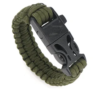 Dettaglio del bracciale in paracord verde militare con fibbia a scatto e fischietto