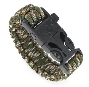 Dettaglio della trama in paracord mimetico e della fibbia in plastica del braccialetto survival
