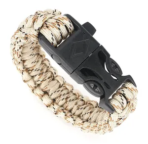 Dettaglio dell'intreccio in paracord a 7 fili multicolore e robusta chiusura a fibbia in plastica