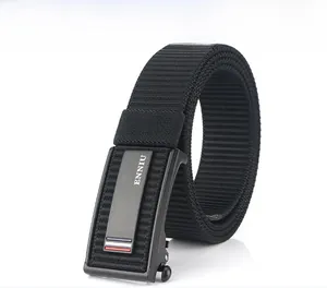Dettaglio della cintura tattica in nylon nero con fibbia automatica e trama intrecciata