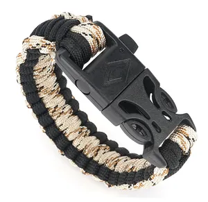 Dettaglio del braccialetto di sopravvivenza in paracord con fischietto e raschietto