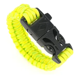 Dettaglio del braccialetto in paracord verde neon con trama intrecciata e fibbia in plastica