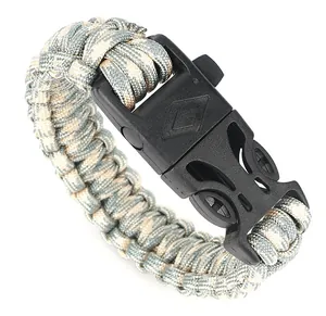 Dettaglio del bracciale di sopravvivenza in paracord mimetico con fibbia e fischietto nero