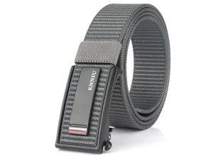Dettaglio cintura in nylon grigio con fibbia automatica opaca e finiture tricolori