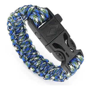 Dettaglio macro dell'intreccio paracord e fibbia resistente per bracciale da sopravvivenza