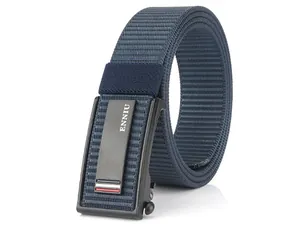 Dettaglio cintura in nylon blu navy con fibbia automatica nera e logo ENNIU inciso