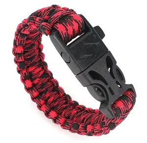 Dettaglio bracciale sopravvivenza paracord con fischietto e fibbia acciarino