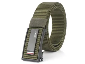 Dettaglio della cintura in nylon verde militare con fibbia in metallo nero