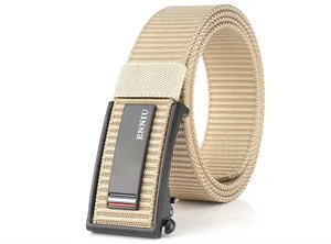 Dettaglio cintura in nylon kaki con fibbia automatica nera e strisce decorative