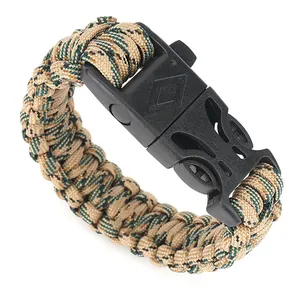 Dettaglio del braccialetto in paracord intrecciato con fibbia a scatto in plastica