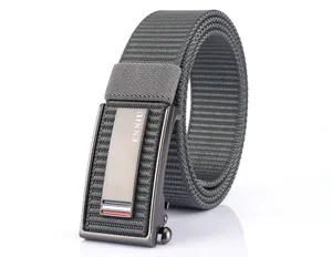 Dettaglio della cintura in nylon grigio con fibbia automatica e trama antiscivolo tactica