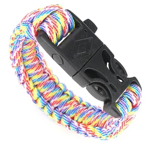 Dettaglio del bracciale di sopravvivenza in paracord arcobaleno con fibbia in plastica